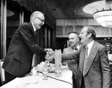 James Watson e Francis Crick (direita), criadores do modelo dupla hélice, com Maclyn McCarty (esquerda).