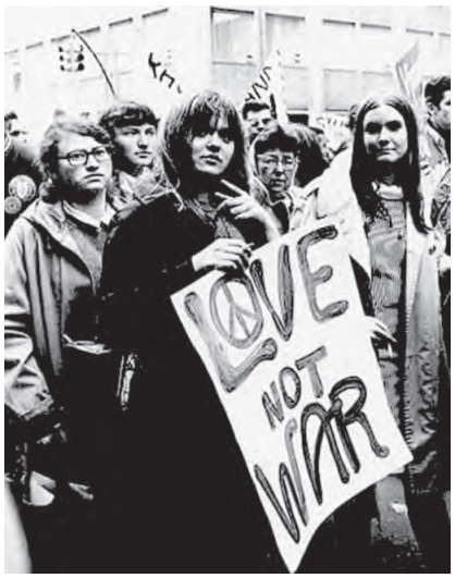 Foto de Jovens em protesto contra a Guerra do Vietnã. Disponível em: http://goldenyears66to69.blogspot.com. Acesso em: 10 out. 201.